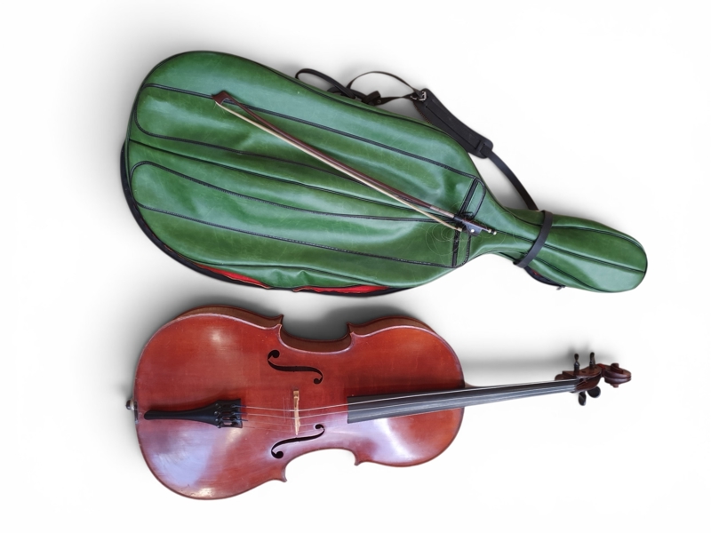CELLO, i fodral