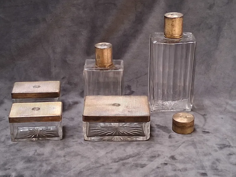 TOILETTEUPPSÄTTNING, GLAS OCH DELVIS FÖRGYLLT SILVER