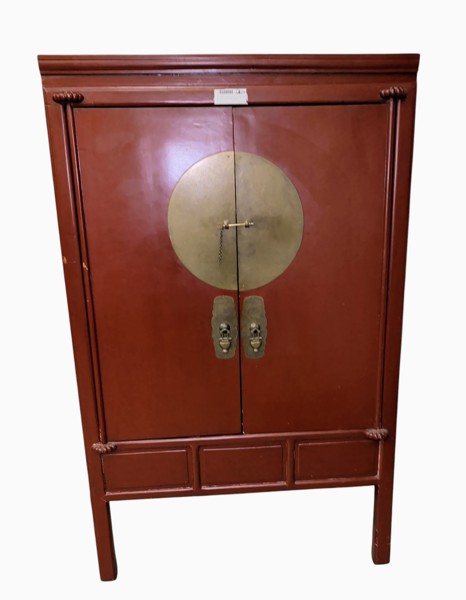 Skåp, rödlackerat trä med mässingsbeslag Kina 1900-tal
