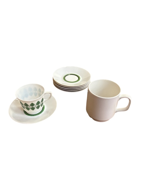 Porslin "Nya Berså" kaffekoppar 5 st kaffefat 6 st muggar 4 st