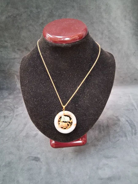 Halsband med hänge i jade och 14k guld