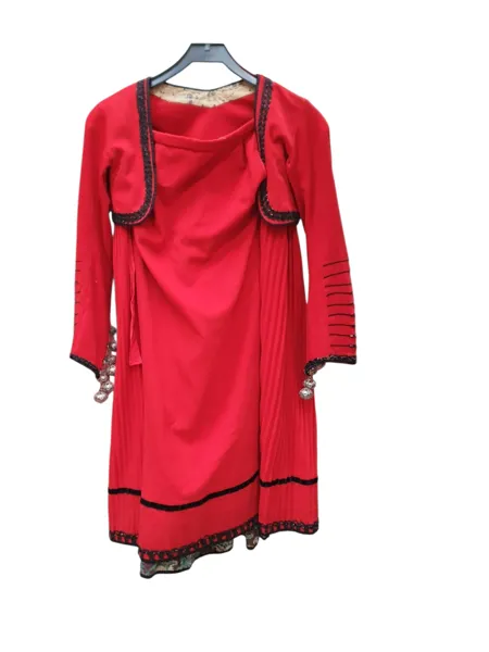 Folkdräkt, röd textil