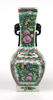Vas, porslin, Kina, 1900-tal, kvadratiskt bukig med polykrom dekor i Kantonemalj, h 32 cm
