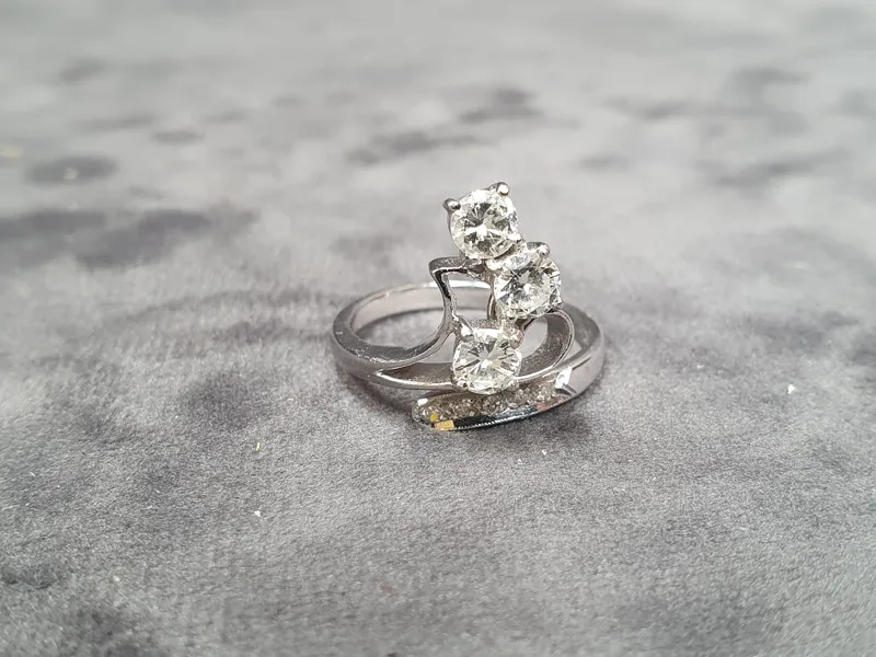 RING, 14 k vitguld, 3 större stenar