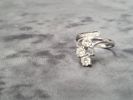 RING, 14 k vitguld, 3 större stenar