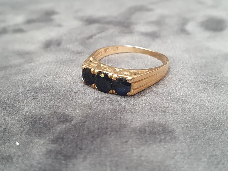 RING, 18K GULD, 3 svarta stenar