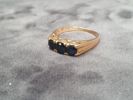 RING, 18K GULD, 3 svarta stenar