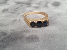 RING, 18K GULD, 3 svarta stenar