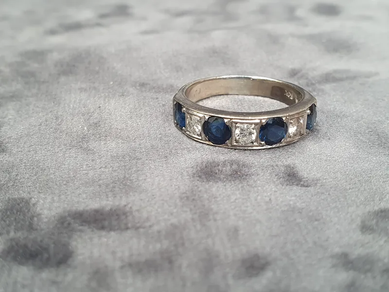 RING, 14K, vitguld, 4 mörkblå stenar