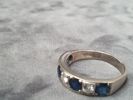 RING, 14K, vitguld, 4 mörkblå stenar