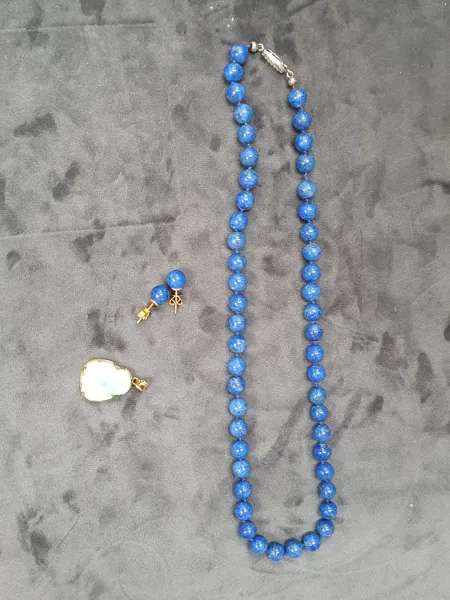 HALSBAND, ÖRONSTIFT, Lapis lazuli samt hänge, guld