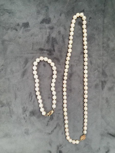 PÄRLCOLLIER samt ARMBAND