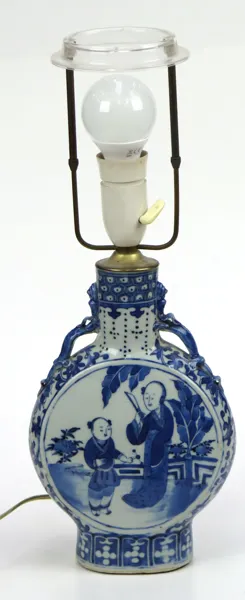 Pilgrimsflaska, porslin, Kina,1800-tal, , blå underglasyrdekor av blommor, personer mm, senare montering av lamphållare, borrad, höjd 25 cm