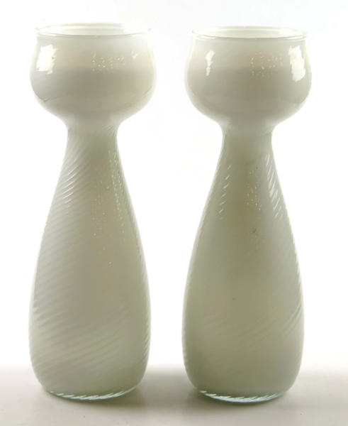 Bang, Michael för Fyens Glasvaerk, vaser, 1 par, vitopak glasmasssa, "Hyacintglas", design 1980,