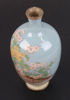 Vas, cloissonné, Japan, 1900-tal, dekor av blommande krysantemum, h 18 cm