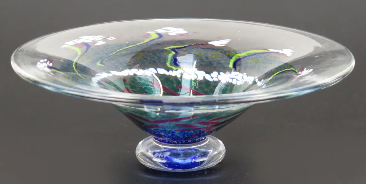 Brandt, Åsa, egen hytta, Eskilstuna, skål, glas, polykrom dekor, signerad, dia 27 cm