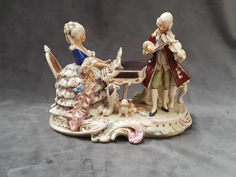 Figurin Porslin "Spelande par" Heinrich