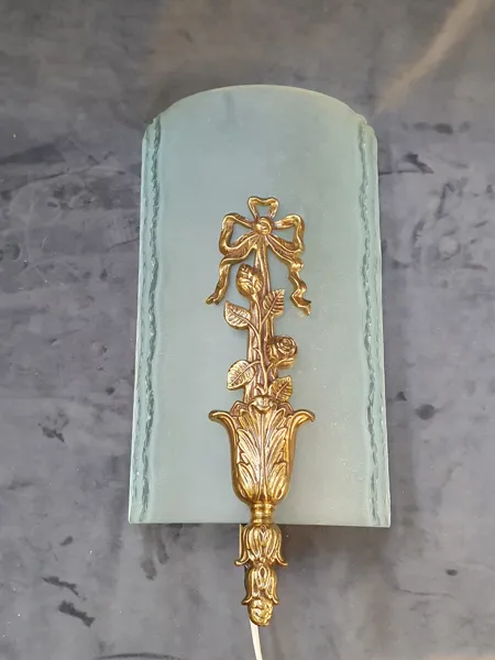 Vägglampett, frostat glas och mässing