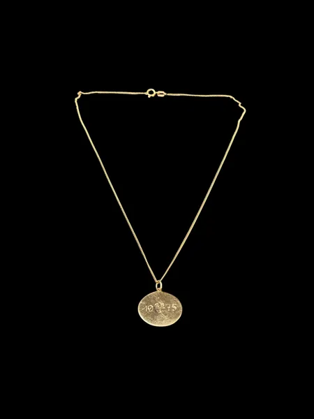 HALSBAND med plakett, 18k kontrollstämplat, vikt 3 gram