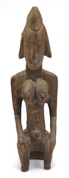 Fertilitetsfetisch, skuret trä, antagligen Fang, Gabon, 1900-tal, i form av sittande kvinna, h 45 cm, skador