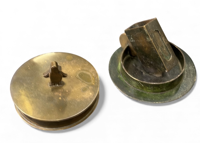 BURK MED LOCK samt BURK MED HÅLLARE FÖR TÄNDSTICKSASK, mässing, retro