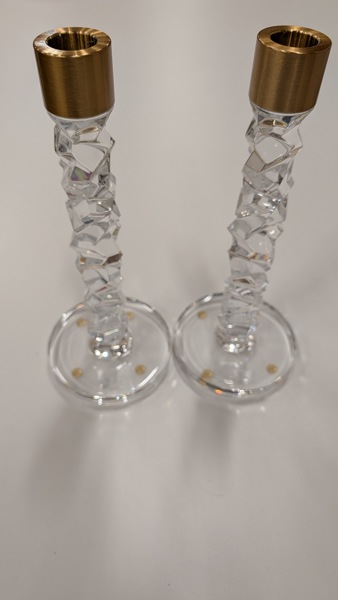 XXX Orrefors Carat ljusstakar, 2 st  i klarglas med mässingsdetaljer, designad av Lena Bergström